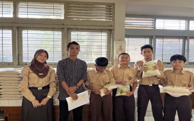 Kegiatan penyaluran zakat fitrah di SMP N 1 Depok